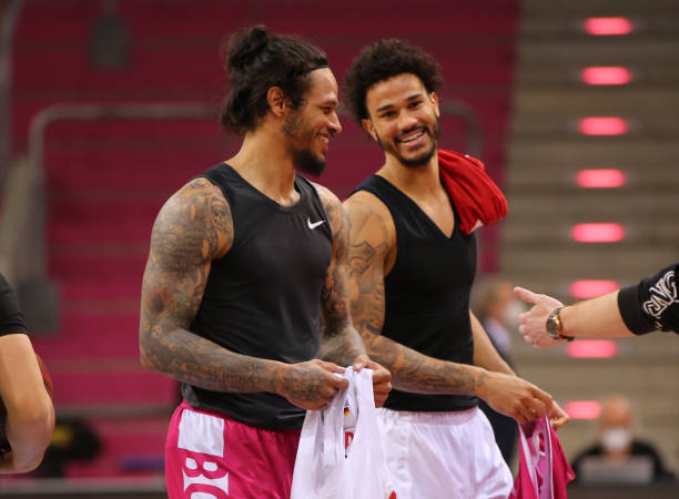 让对方防守 让对方防守